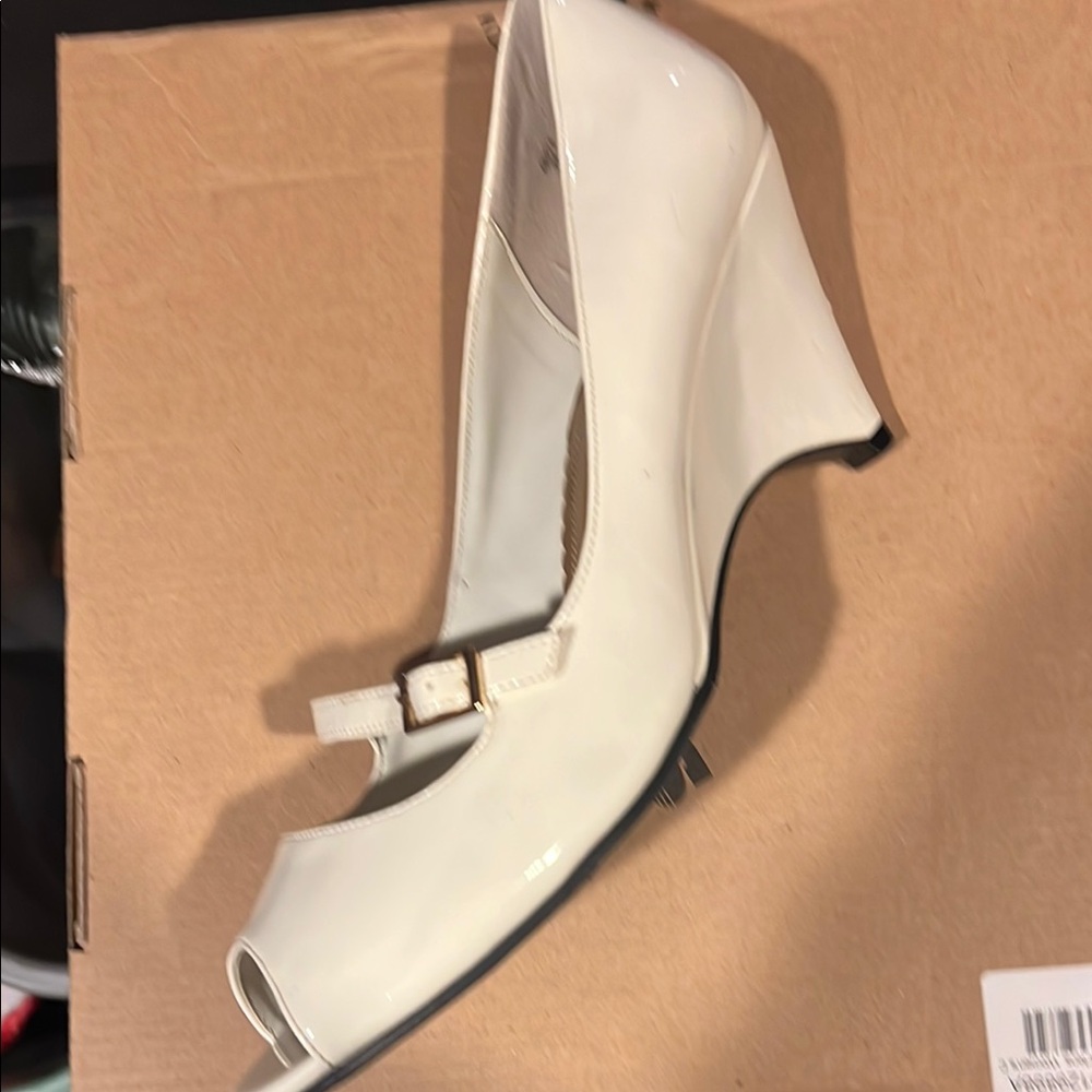Predictions Women's Cream Peep Toe Shoes